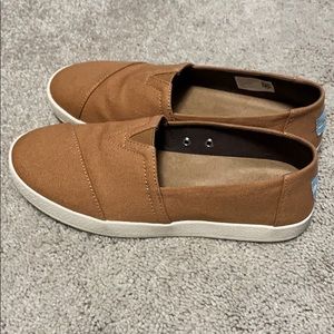 Tan TOMS